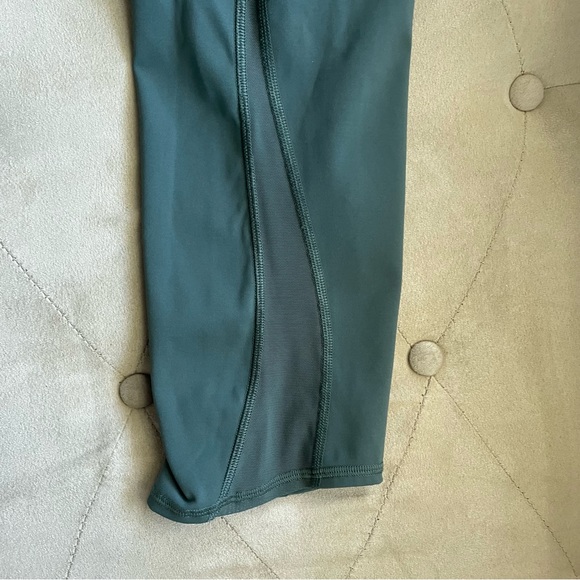 Lululemon Women's 8 Green Capri Leggings Pants Mesh Side - Picture 4 of 5